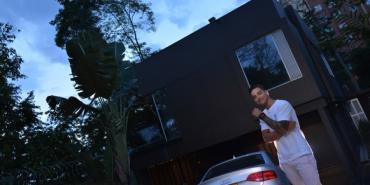 Maluma nos mostró los detalles más íntimos de su hogar