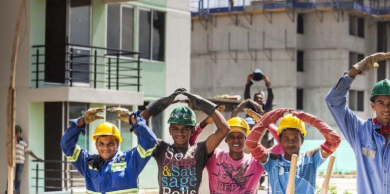 Colaboradores de las construcciones alegres