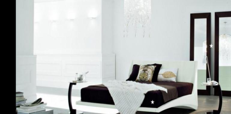  Esta lámpara de techo le da suficiente iluminación, además de elegancia, a la habitación principal. Eurolink