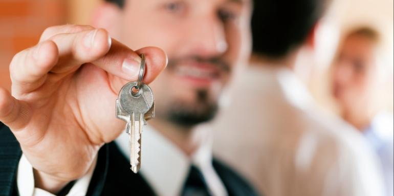 Arrendador con llaves en la mano