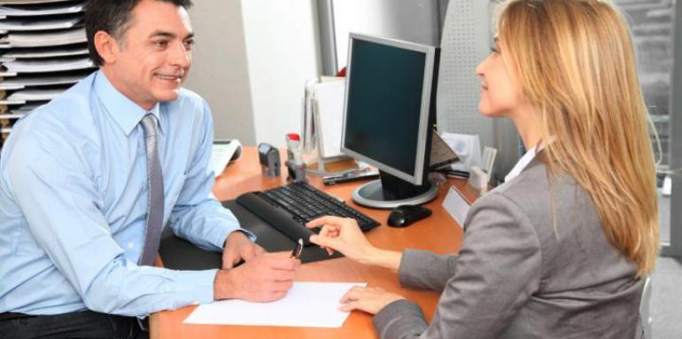 El apoyo logístico de los agentes de finca raíz redunda en el ahorro de tiempo y dinero al momento de mostrar su inmueble. Fotografía: Fotolia