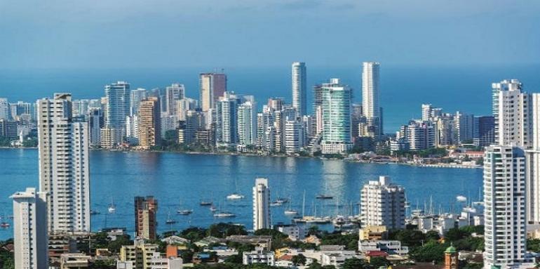 Bahía con edificios frente al mar