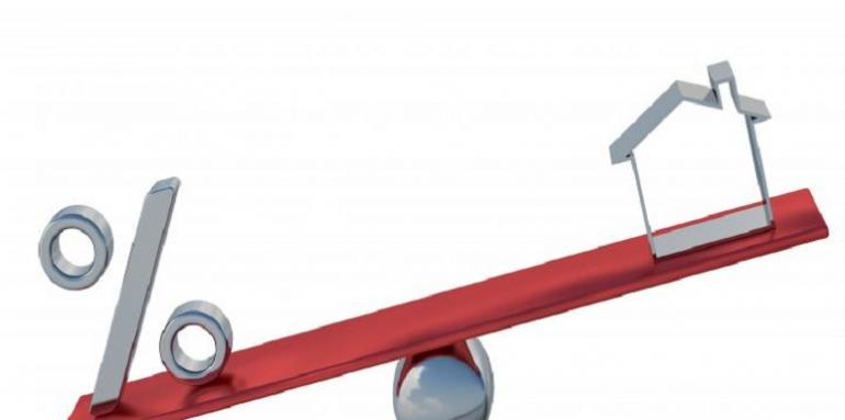 Balanza roja con signo de procentaje de un lado y casa del otro