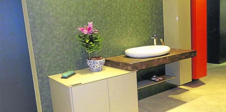 Baño en madera con matera de orquidea