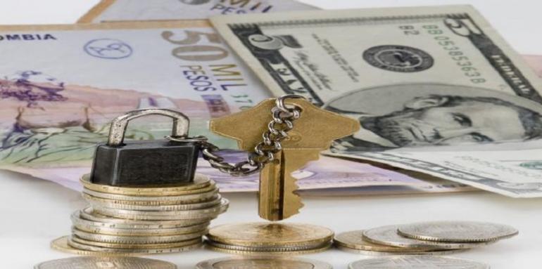 billetes y monedas debajo de un candado