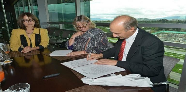 Fabiola Suárez, directora de la CAEM (izq), Mónica de Greiff, Presidenta de la CCB y jon Bickel, representante Swissconact Perú