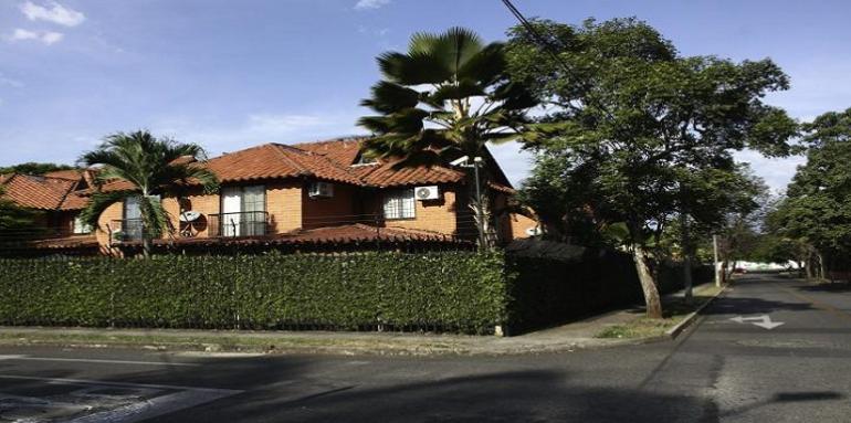 Casa grande con cerca de arbustos