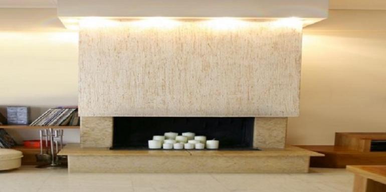 Chimenea moderna con velas junto a repisa con discos