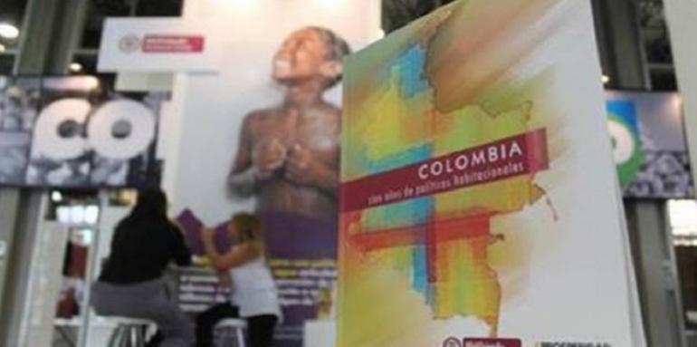 Libro que presenta el Ministerio de Vivienda durante el Séptimo Foro Urbano Mundial, en Medellín.