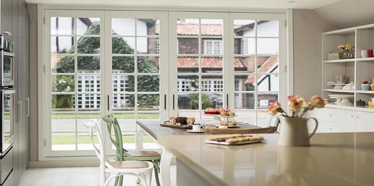 Cocina blanca con puerta de vidrio