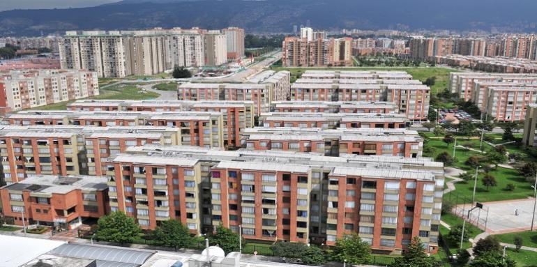 Conjunto de edificios con zona verde