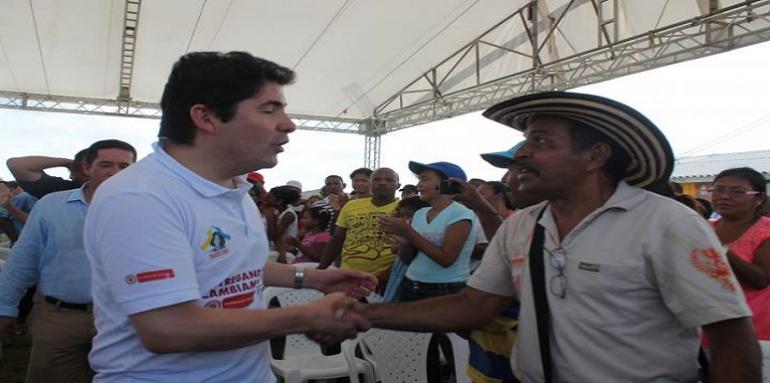 El Ministro de Vivienda, Felipe Henao Cardona, durante la entrega de 370 casas gratis en Cartagena