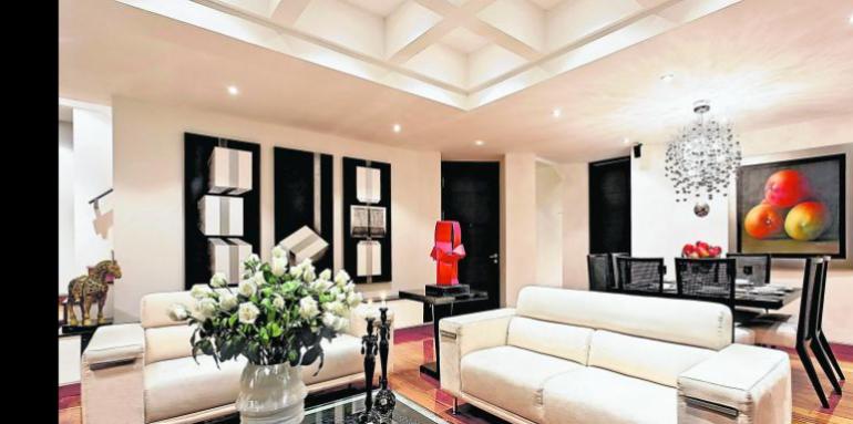  El blanco permite multiplicar la sensación de grandeza en las áreas amplias del hogar. Foto: Archivo particular