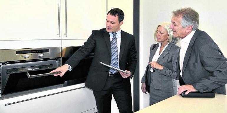 Dos hombres y una mujer revisando cocina