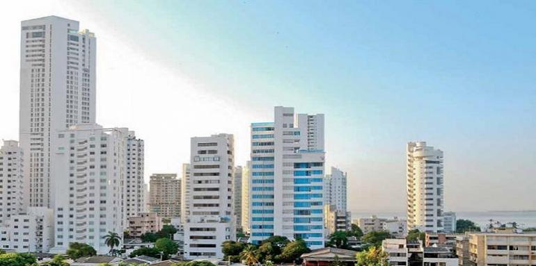 Edificios blancod cielo de colores