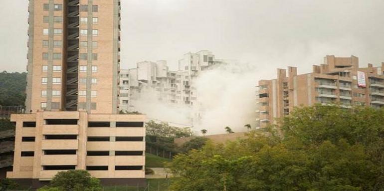 Momento en que se cumple la implosión de la torre 5 del edificio Space en Medellín. 