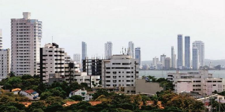 Edificio con mar de fondo