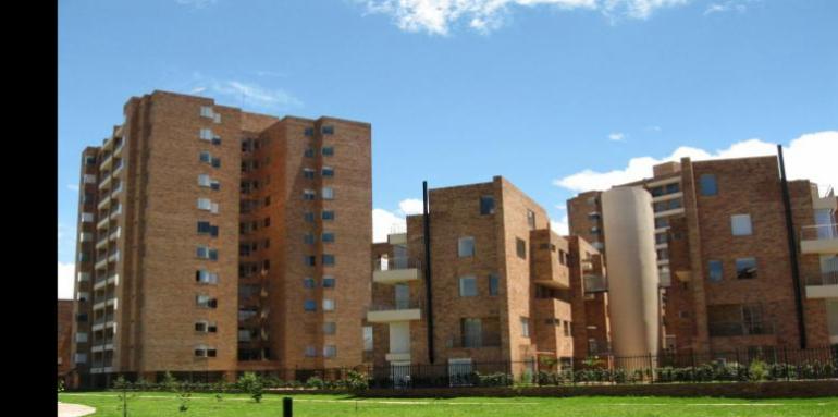 Edificios en ladrillo junto a zona verde
