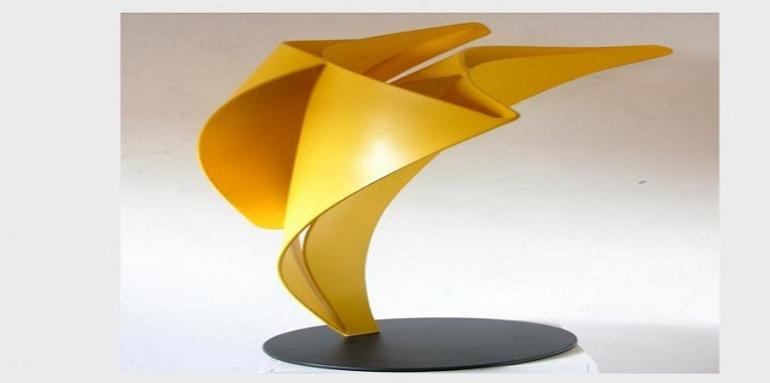 Escultura color amarillo fondo blanco