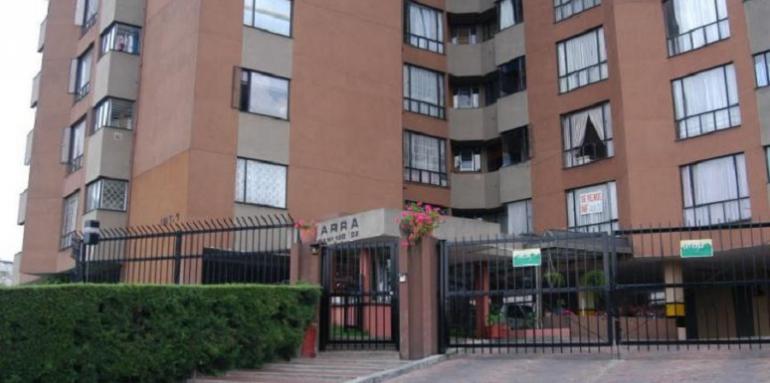 fachada edicio color café rejas negras