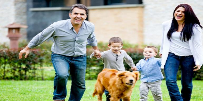 Familia con perro en parque