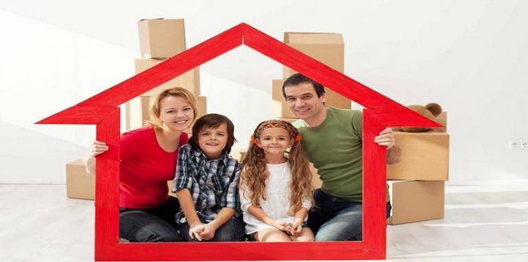 Familia dentro de marco rojo en forma de casa