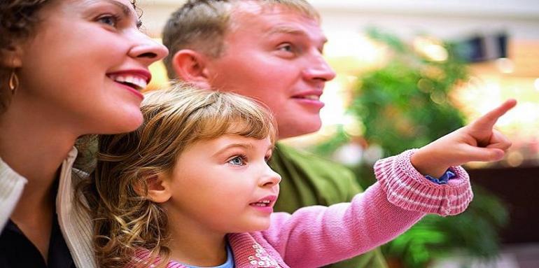 Familia observando el horizonte