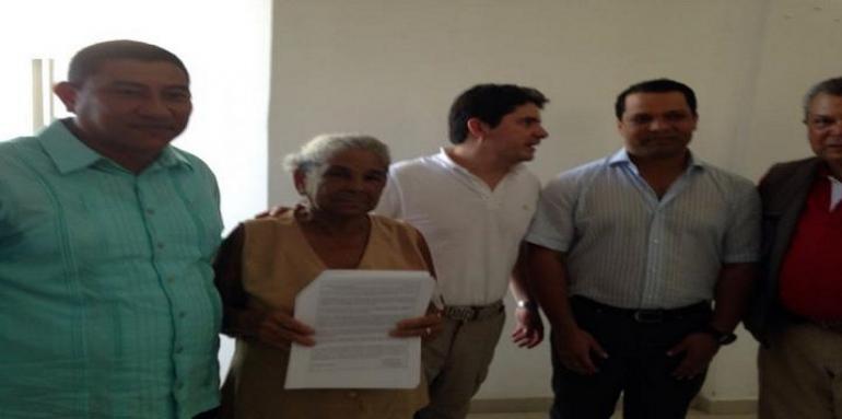 Sixta Celestina, fue la primera beneficiaria al recibir su título de propiedad en Chimichagua.