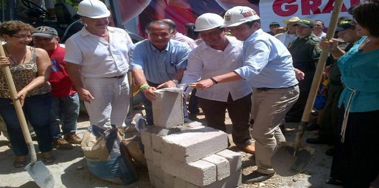 El ministro Germán Vargas Lleras mientras pone la primera piedra del proyecto de vivienda gratis en Prado, Tolima
