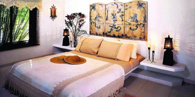Habitacion cama doble, cuadro en cabecera, colores claros