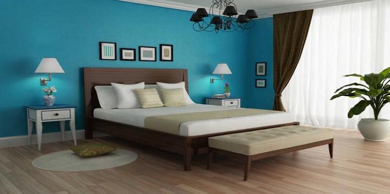 Habitación pared azul aguamarina con cama doble de madera