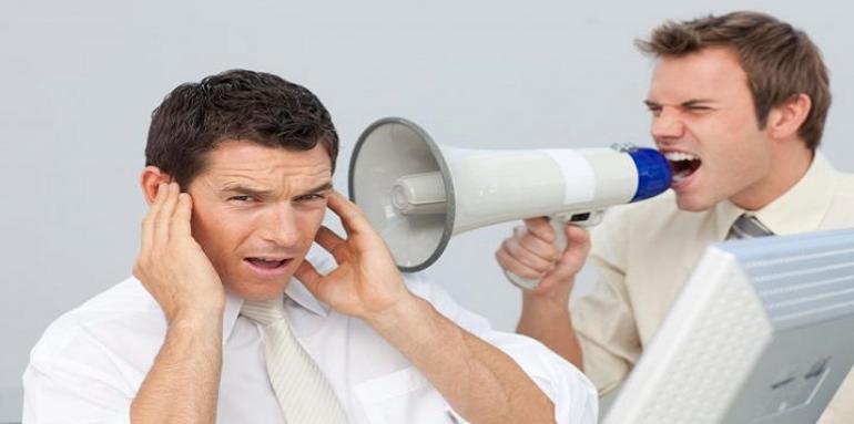 Hombre gritando a otro con megafono