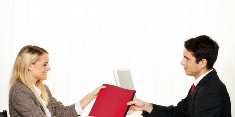 hombre y mujer reunidos en oficina