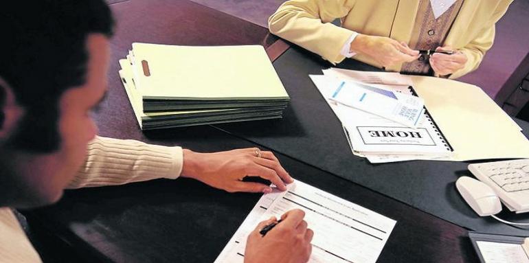 Hombres firmando papeles