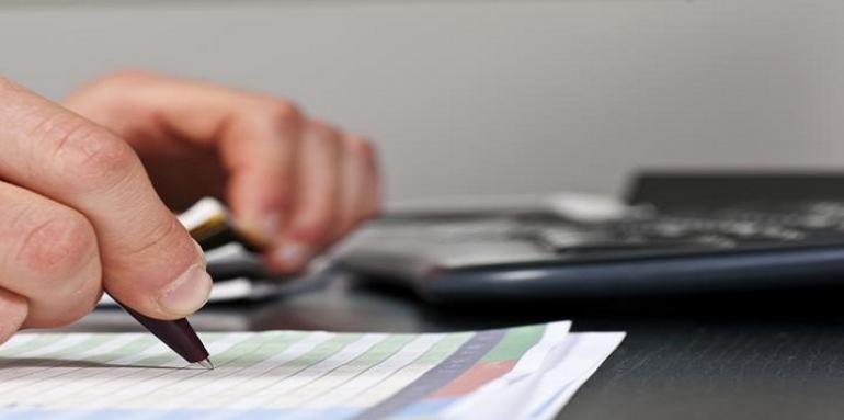 Se sugiere abrir y llevar libros como el diario, auxiliar, mayor y balances, y seguir los lineamientos del Decreto 2649 de 1993.