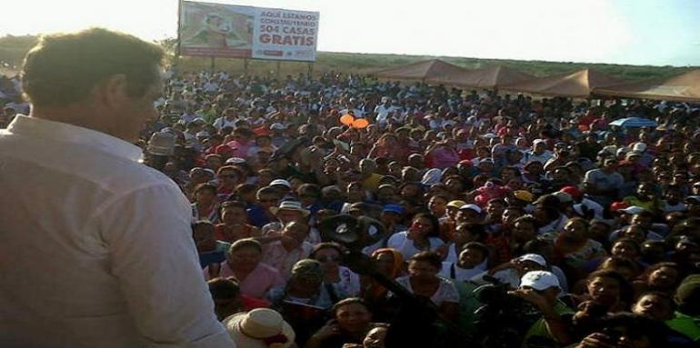 El ministro de vivienda Germán Vargas Lleras puso la primera piedra para la construcción de viviendas en La Guajira