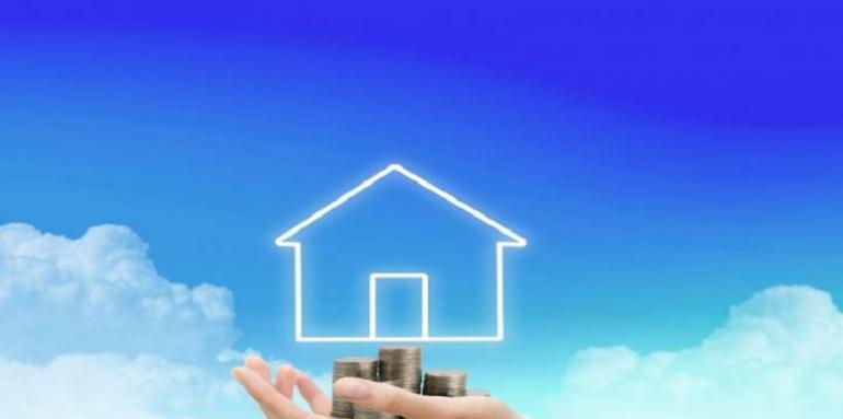 Casa pintada en el cielo con mano sosteniendo monedas