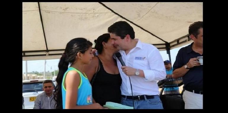 Ministro de vivienda, Luis Felipe Henao Cardona, entregando viviendas en Galeras, Sucre.
