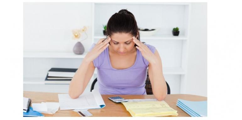 Mujer preocupada haciendo cuentas