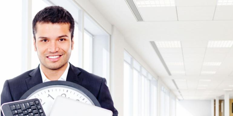 Hombre dentro de una oficina con objetos