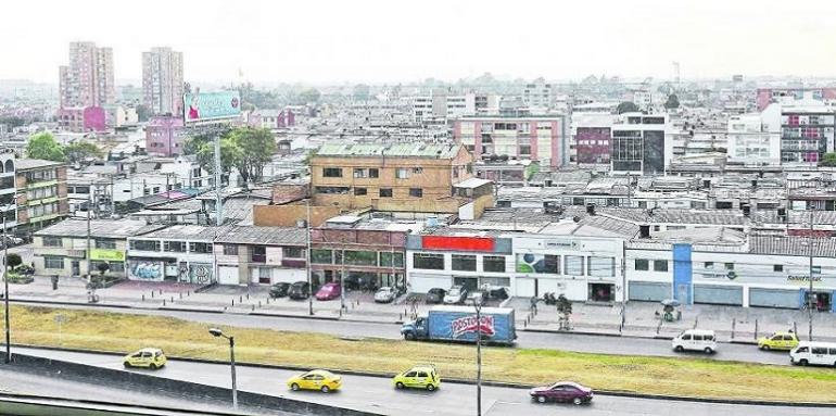 Panorámica  barrio, casas grandes sobre vía principal