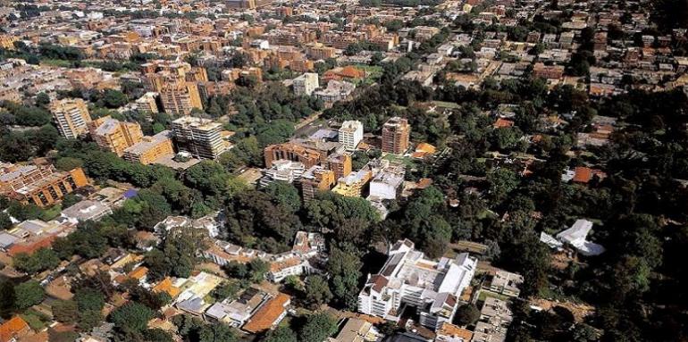 Panorámica zona verde y edificios 