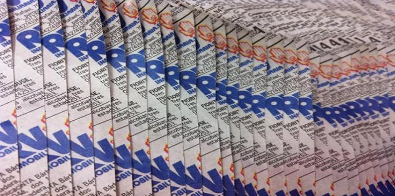 Papeles superpuestos formando figuras