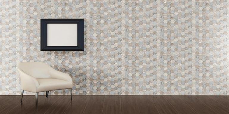 Pared de colores claros y diseño de óvalos con silla color beige