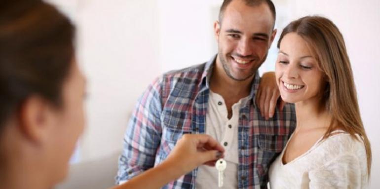 Pareja recibiendo llaves de casa