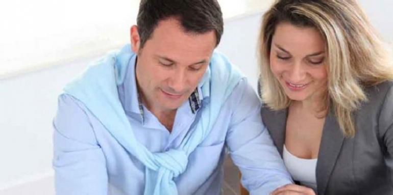 Pareja sentada revisando papeles