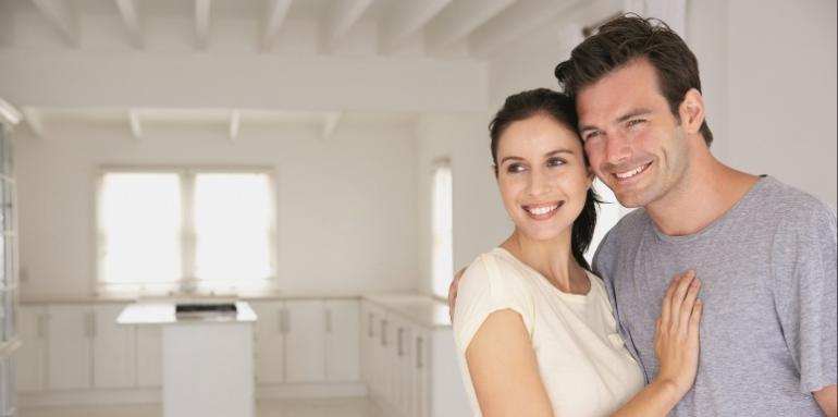 Pareja viendo un inmueble