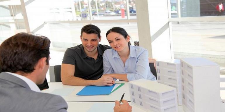 Pareja conversando con hombre en oficina