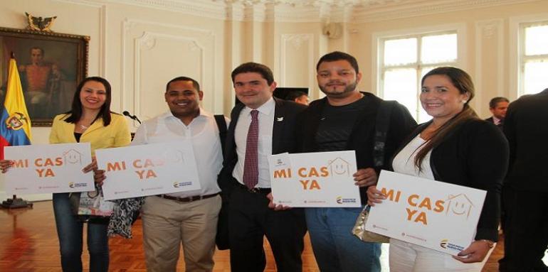 Personas con letrero en la mano que dice "Mi casa ya" 
