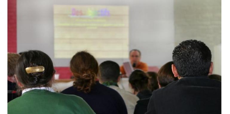 Reunión de personas con proyección de imagenes